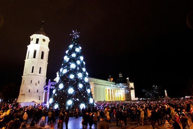 Sostinėje įžiebta aukščiausia Kalėdų eglė Baltijos šalyse
