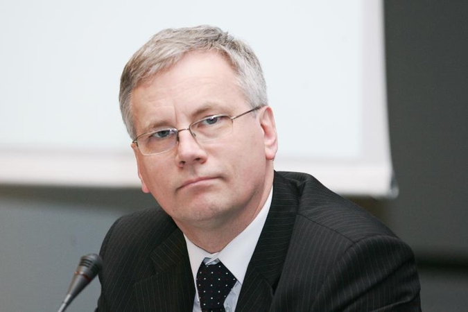 R. Šadžių savi giria, oponentai primena ministravimo klaidas