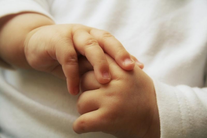 Įsiutęs vyras negyvai užkratė 9 mėn. kūdikį