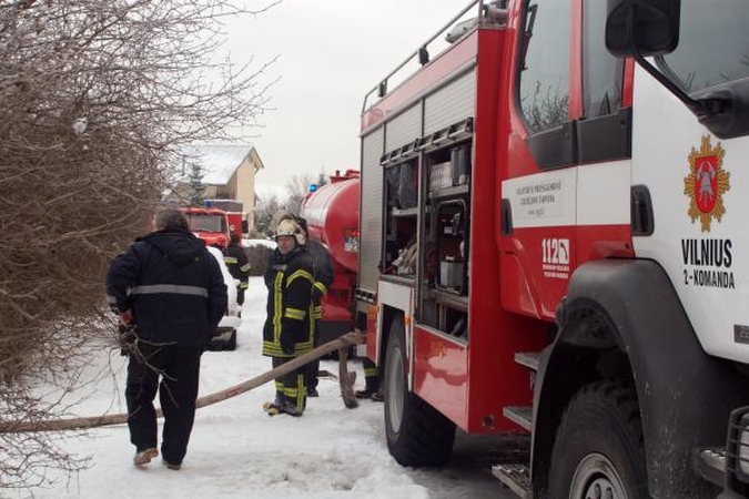 Iš degančio prekybos centro sostinėje evakuota 30 žmonių