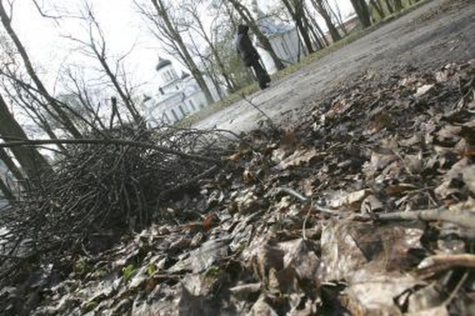 Ramybės parkas pavasarį pasitinka šiukšlynu 