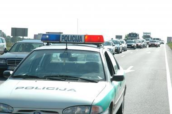 Netoli Jakų žiedo susidūrė keturi automobiliai