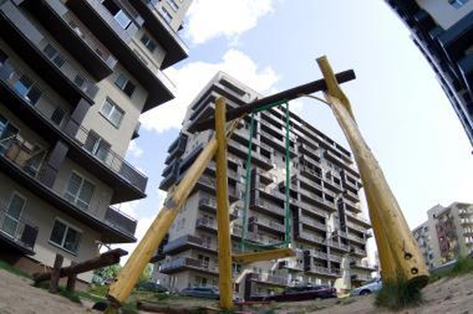 Moteris nukrito iš aštunto aukšto, rodydama vaikui, kaip vikriai eina atbraila