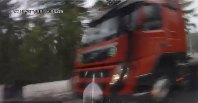 Slidžiame kelyje ratu apsisukę rusai vos išvengė susidūrimo su vilkiku