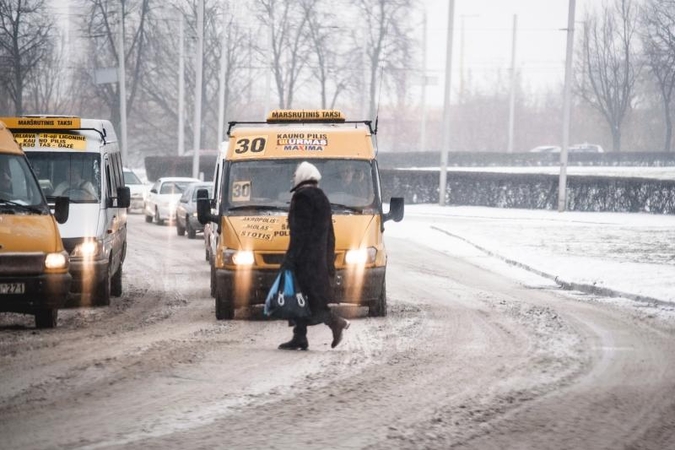 Keliai vietomis slidūs, naktį numatomas silpnas snygis