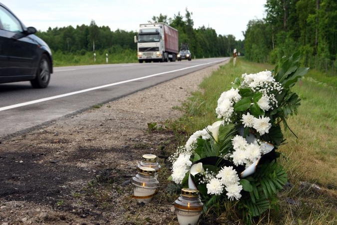 Telšių rajone susidūrus automobiliams žuvo jaunuolis
