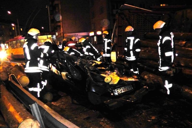 Vilniuje vilkikas prispaudė du lengvuosius automobilius (atnaujinta)