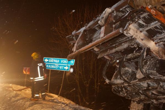 Vilniuje sunkvežimiui nulėkus nuo skardžio, žuvo jo vairuotojas