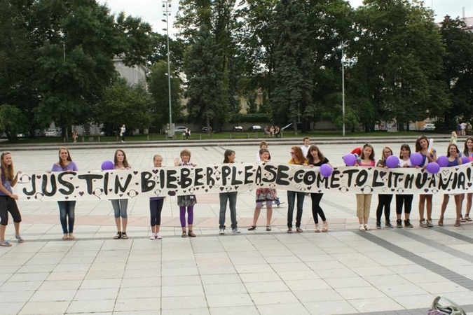 J.Bieberio gerbėjai Vilniuje apmėtyti kiaušiniais