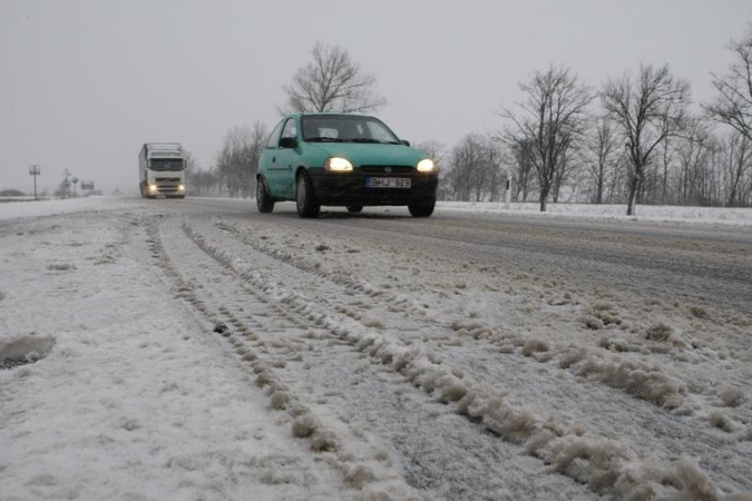 Sninga ir pusto visoje Lietuvoje, eismo sąlygos – sudėtingos