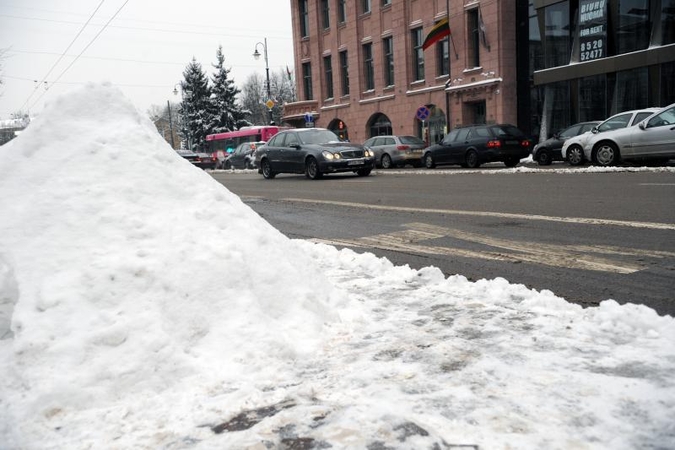 Pagrindiniuose keliuose plikledžio neliko, rajoniniai keliai - slidūs