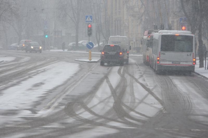 Rytinėje šalies dalyje keliai vietomis slidūs, perspėja kelininkai