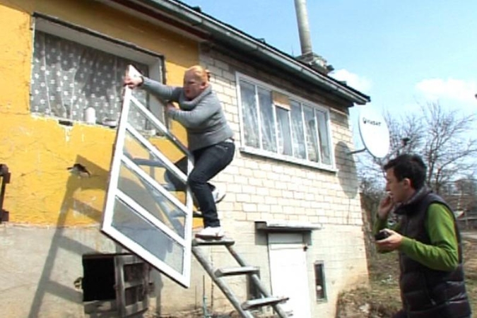 Gelbėdama kaimyno turtą moteris šturmavo namą 