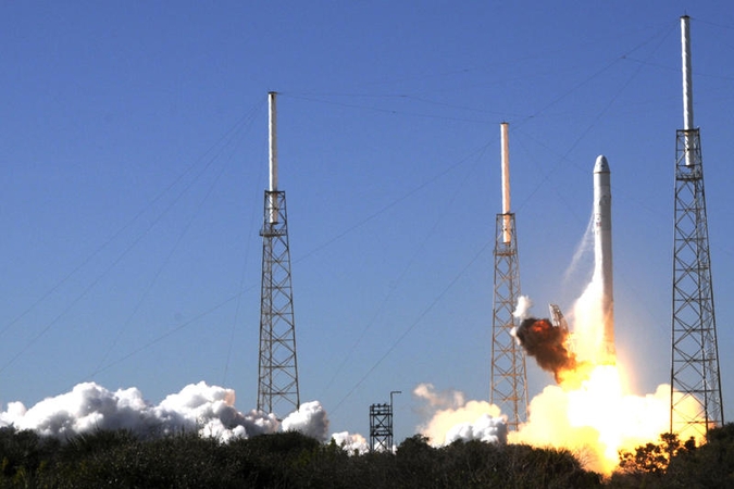 Bendrovė „SpaceX“ atidėjo pirmąjį privatų skrydį į TKS