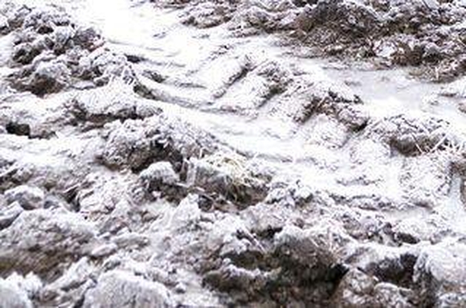 „Paslydusį“ vilkiką gelbėjo traktorius