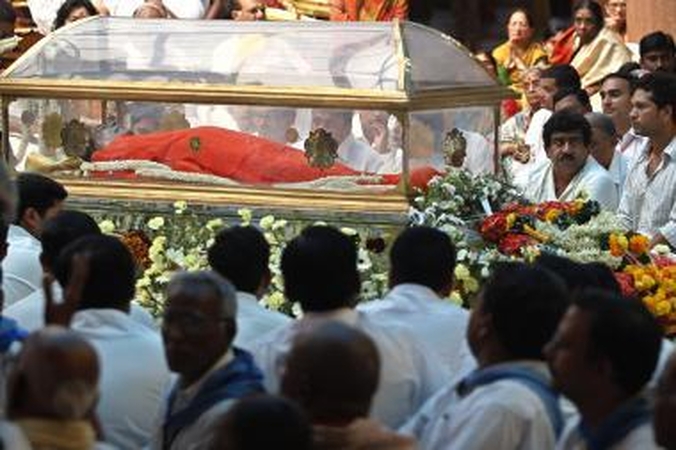 Indijoje tūkstančiai gedinčiųjų plūsta atsisveikinti su dvasiniu mokytoju Sai Baba