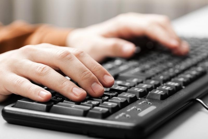 Kūdikis beveik parą gulėjo negyvas, kol mama plepėjo internete
