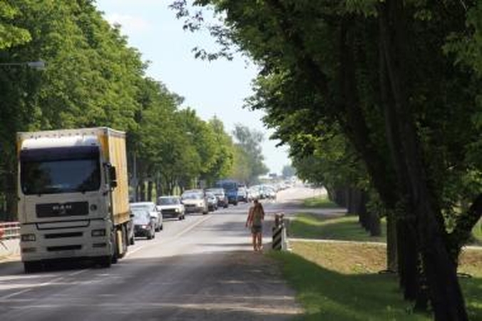 Į Palangą vis dar plūsta mašinos