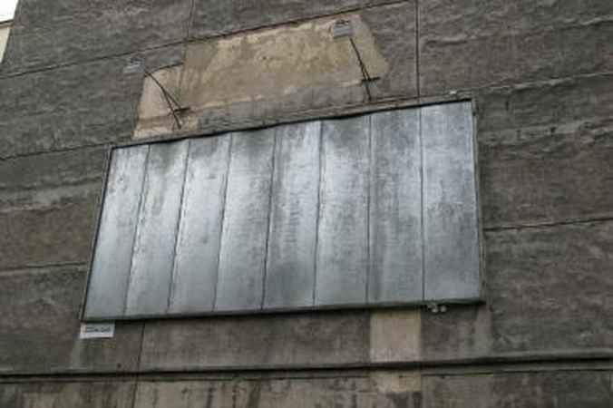 Akis bado tušti reklamos stendai 