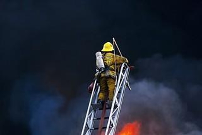Vilniuje degė medžio apdirbimo cechas