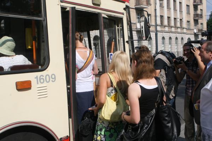 Kaunas irgi svarsto keleiviams į viešąjį transportą leisti lipti tik per priekines duris