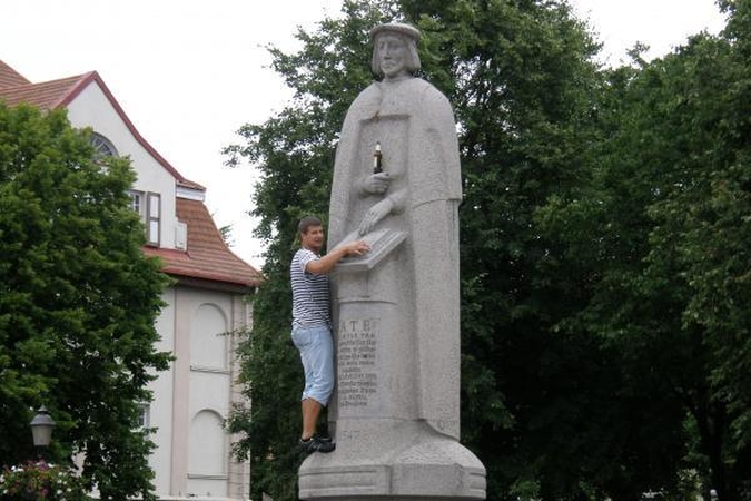 M.Mažvydui įkišo butelį alaus