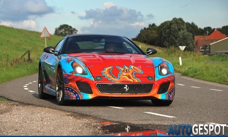 Linksmasis „Ferrari 599 GT“ paruoštas meno parodai