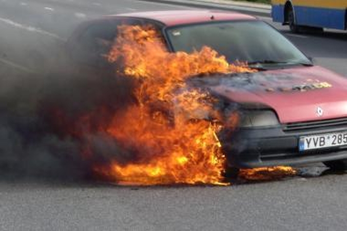 Automobilyje sudegė žmogus