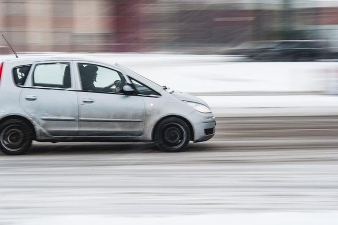 Eismą trikdo sniegas, sudėtingiausia situacija – šalies rytuose
