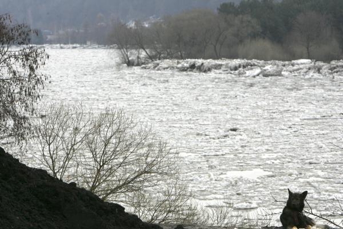 Potvynis pamaryje: ruošiamasi sprogdinti ledus Atmatoje