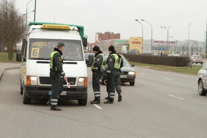 Reidas: tikrinant keleivių vežėjus, įkliuvo girtas "mikriuko" vairuotojas 