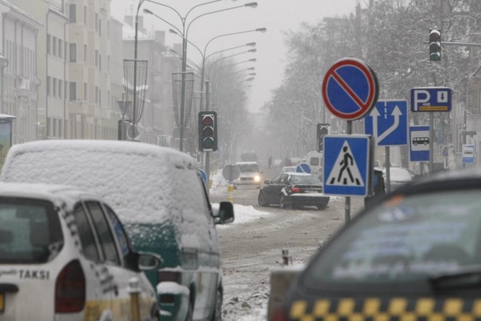 Uostamiesčio kelininkai nespėjo valyti sniego (papildyta)