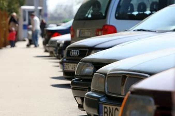 Prie klinikų už automobilio stovėjimą reikia mokėti litą