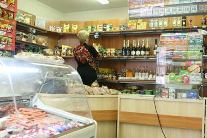 Parduotuvę bandęs apvogti vyras sumušė pardavėją