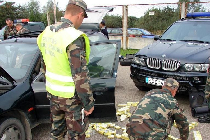 Lenkas namo vežė automobilyje išslapstytus kontrabandinius rūkalus