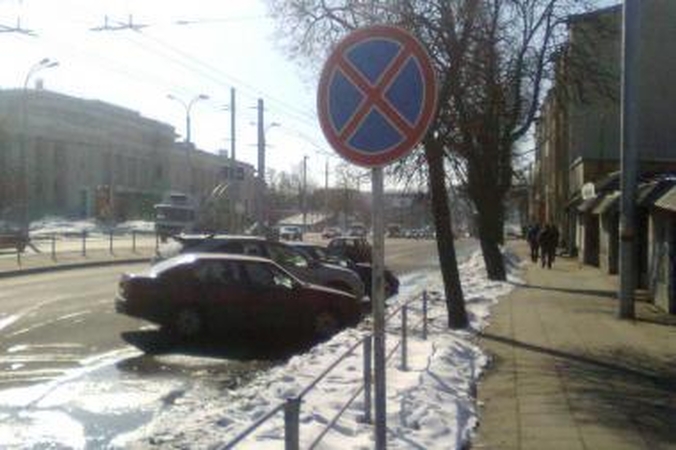 Iš meilės moterims vyrai nepaisė kelio ženklų