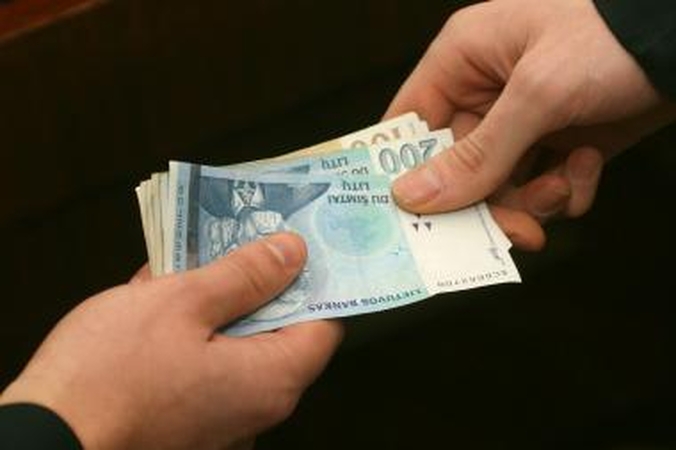 Teismas pripažino Panevėžio savivaldybės tarnautojus ėmus kyšius