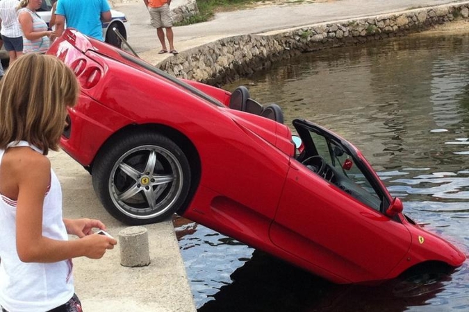 „Ferrari“ pakibo virš vandens dėl nesuveikusių stabdžių (foto)