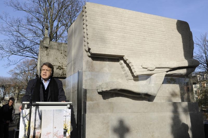 Oscaro Wilde'o antkapis apsaugotas nuo rašytojo gerbėjų bučinių
