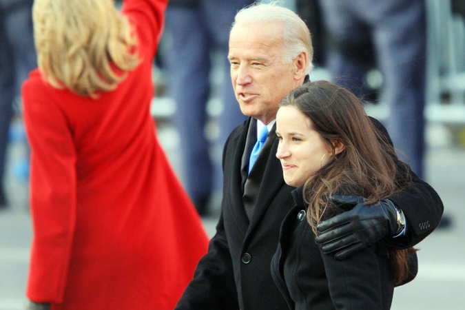 JAV viceprezidentas J.Bidenas rengiasi ištekinti dukrą