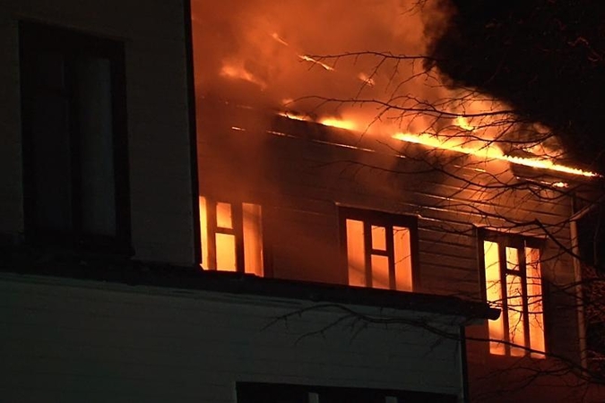 Palangoje dviejų aukštų name siautėjo liepsnos (papildyta)