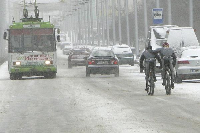 Sniegas apsunkino eismo sąlygas, bet gatvės dar nevalomos   