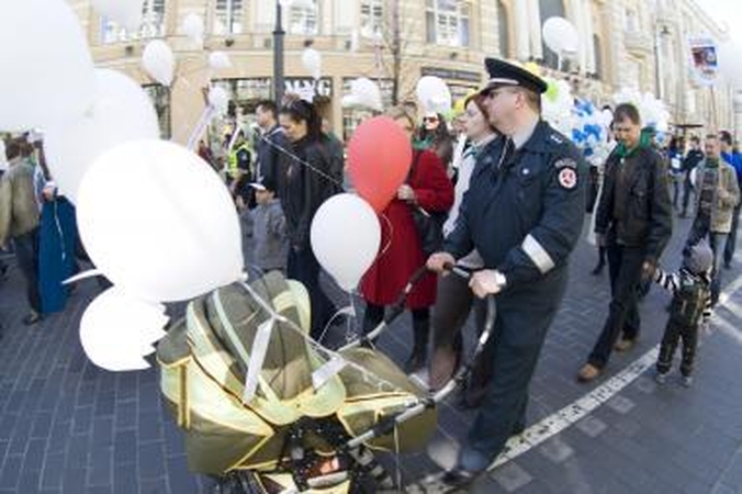 Pareigūnai protestus tęsia su vaikais