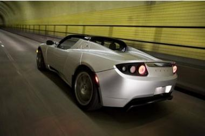 „Tesla" rinką užkariaus elektriniais automobiliais