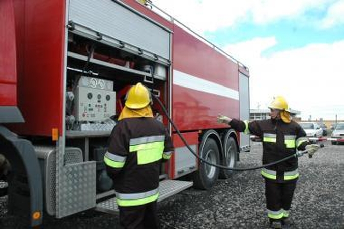 Padegti garaže glaudęsi benamiai