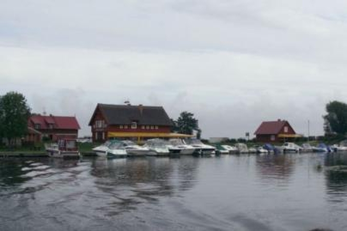 Ant latvių autobuso — užrašas „PUTIN KAPUT"