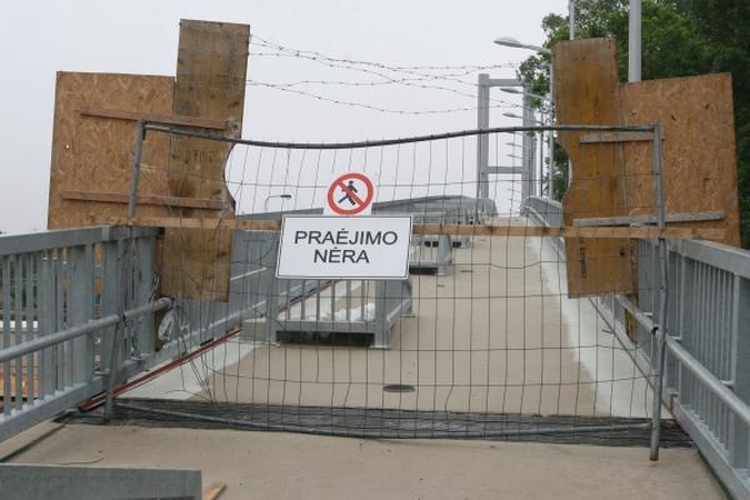 Tinkamu naudoti pėsčiųjų tiltu vaikščioti draudžiama