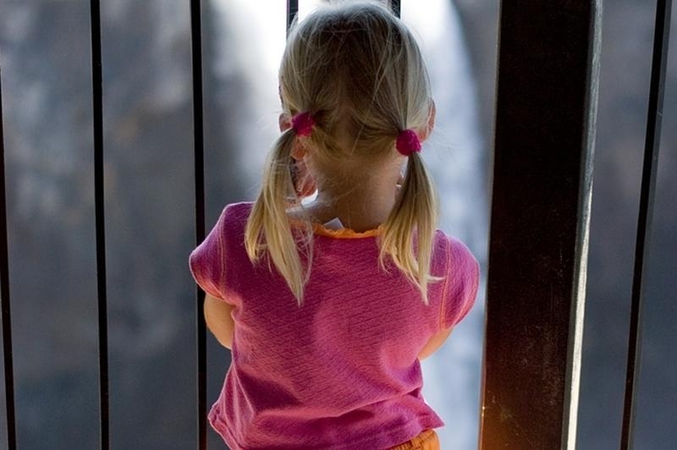 Pietų Korėjoje mergaitę užmušė iš 10 aukšto iššokęs savižudis