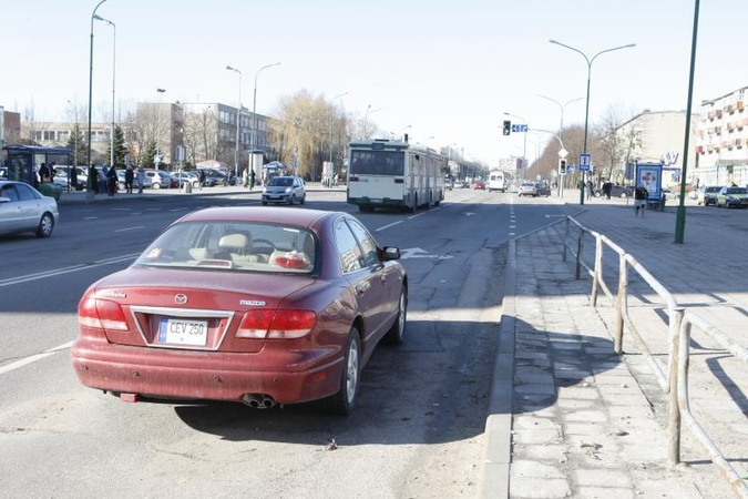 Klaipėdos gatvėje paliktas automobilis tris paras trukdė eismui