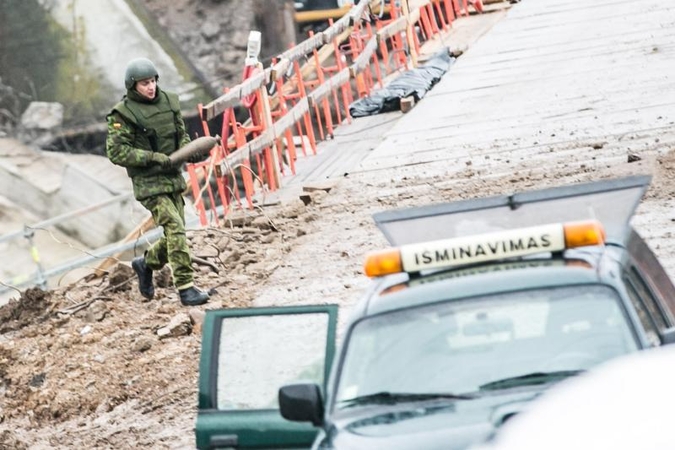 Prie nugriauto Panemunės tilto aptikti pavojingi sprogmenys